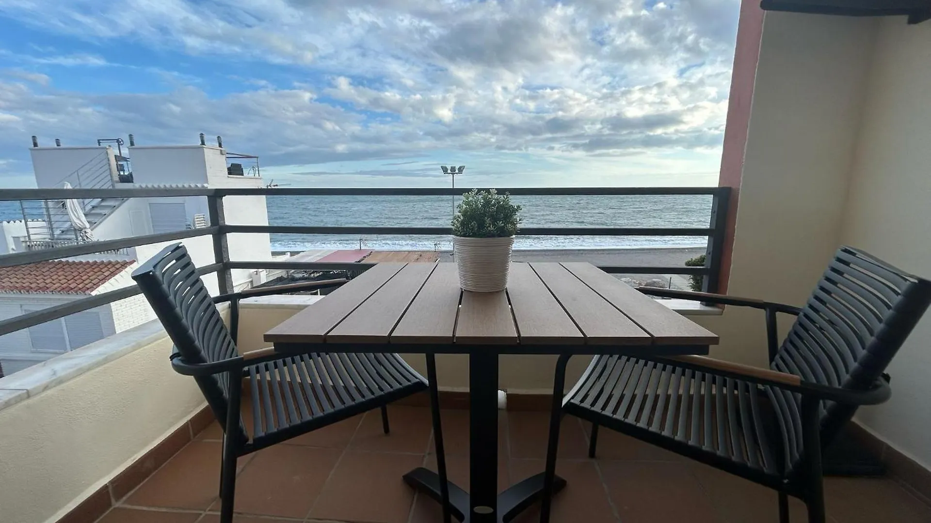اتصالات Maravilloso Apartamento En Primera Linea De Playa Con Vistas Al Mar En Caleta De Velez 2 D 