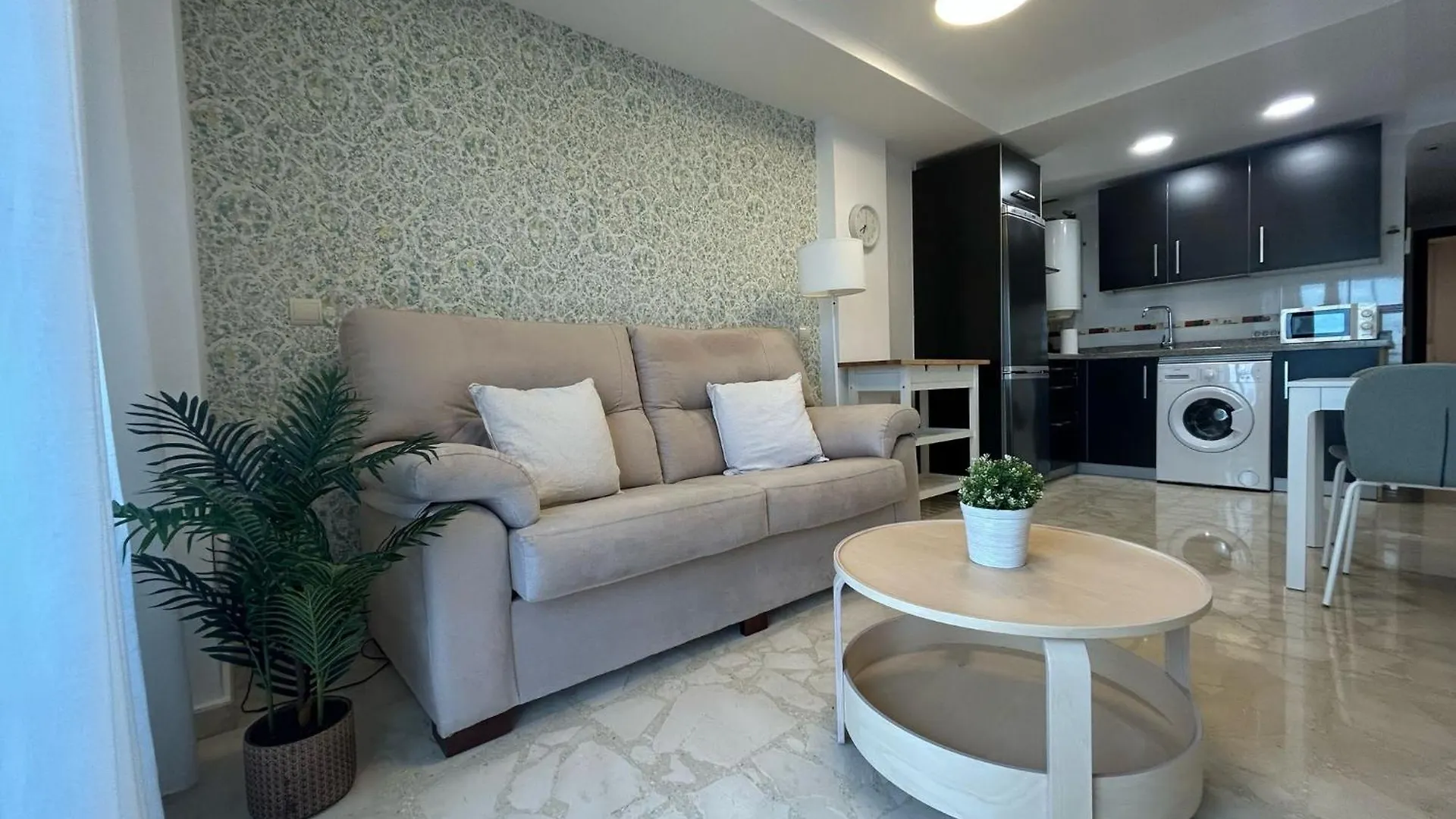 Maravilloso Apartamento En Primera Linea De Playa Con Vistas Al Mar En Caleta De Velez 2 D 0*,  إسبانيا
