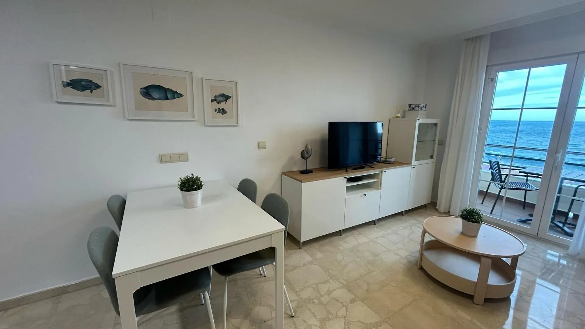 Maravilloso Apartamento En Primera Linea De Playa Con Vistas Al Mar En Caleta De Velez 2 D 0*,  إسبانيا